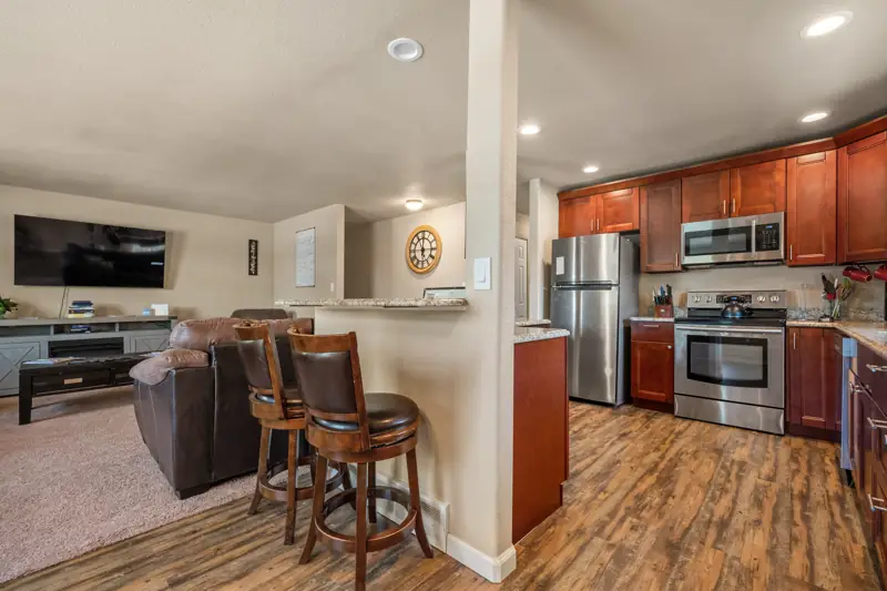 CMC Blueflax: kitchen with stainless appliances