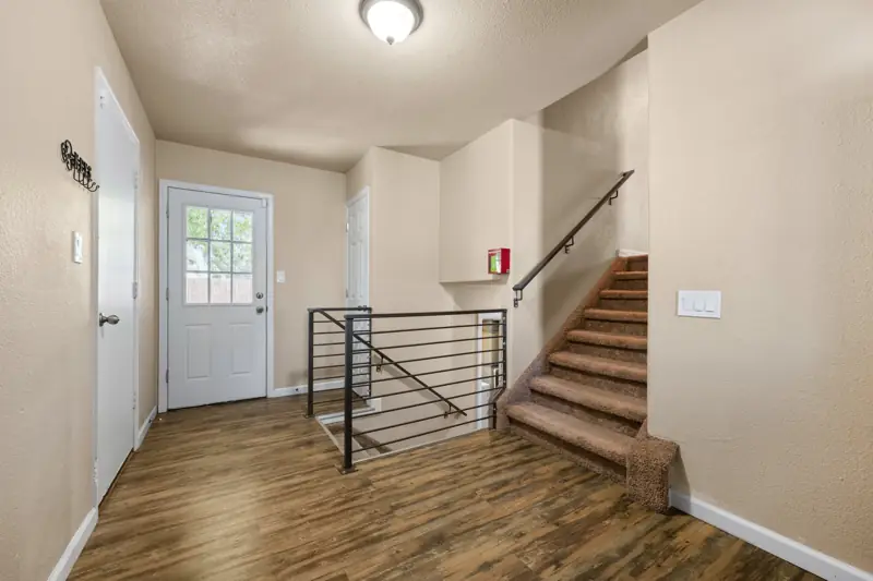 CMC Blueflax: entry and stairway